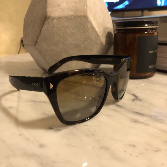 Prada SPR09S Sunglasses - Picture 3 of 6